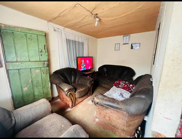 2 BEDROOM HOUSE FOR SALE IN KWANDENGEZI